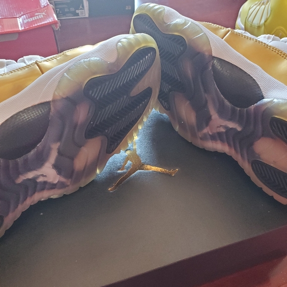 Golds Nike low tops - Picture 4 of 4